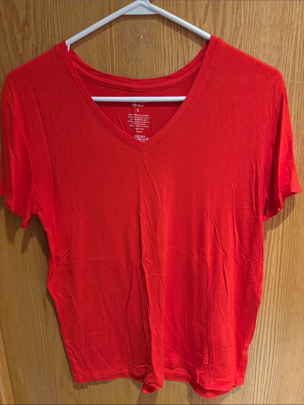 Nine West, short sleeve v-neck tee
Crimson red, Small